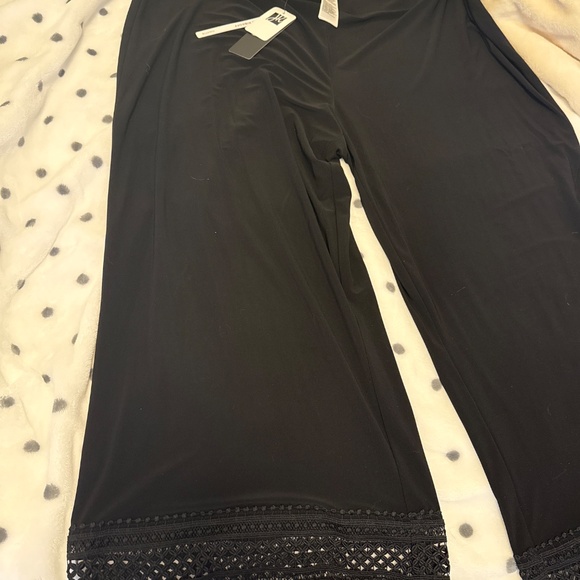 Black pants with hem cutout design Joseph Ribkoff - Picture 6 of 6